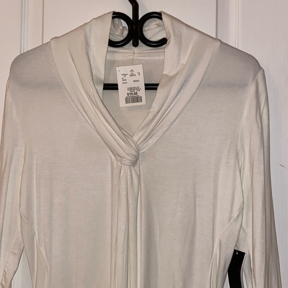 Women’s top tag on - Picture 2 of 3